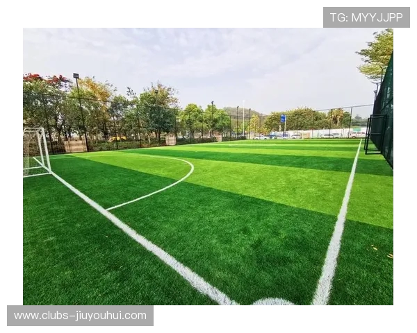 彤彤为梦想精挑细选一只属于自己的全新足球